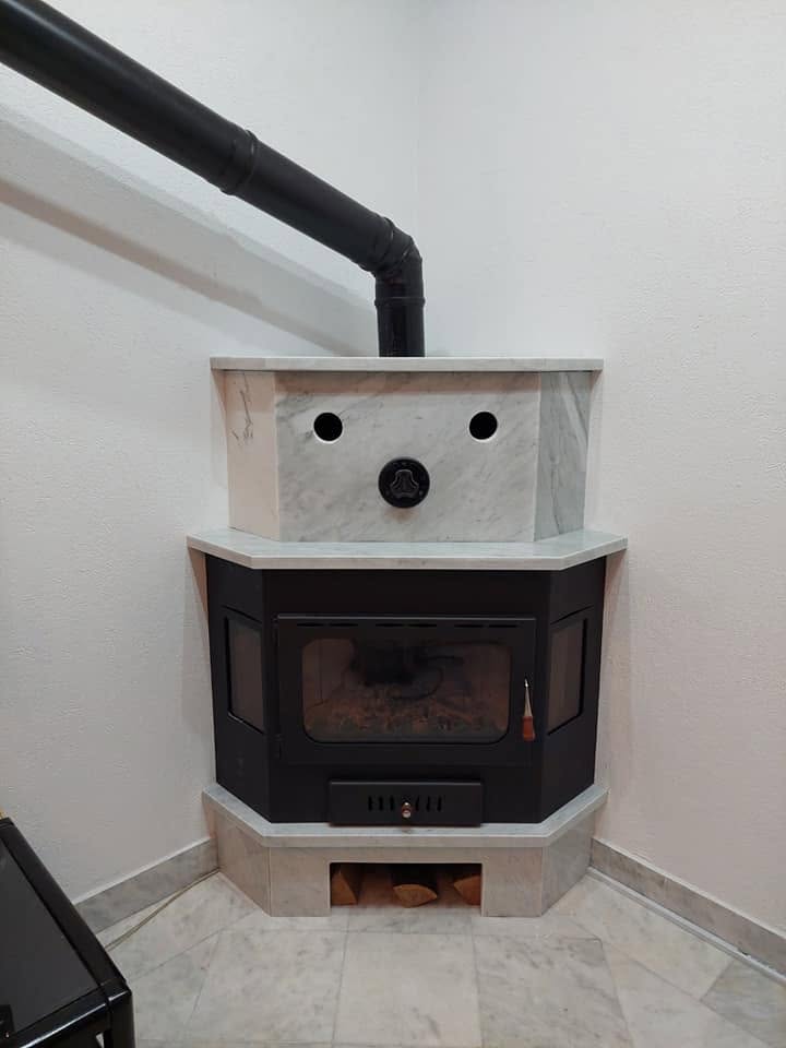Kamin obložen mermerom