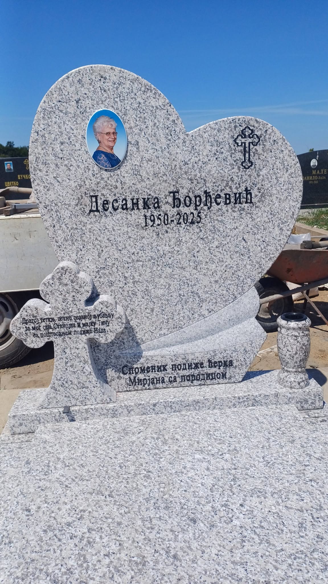 Spomenik u obliku srca od sivog granita
