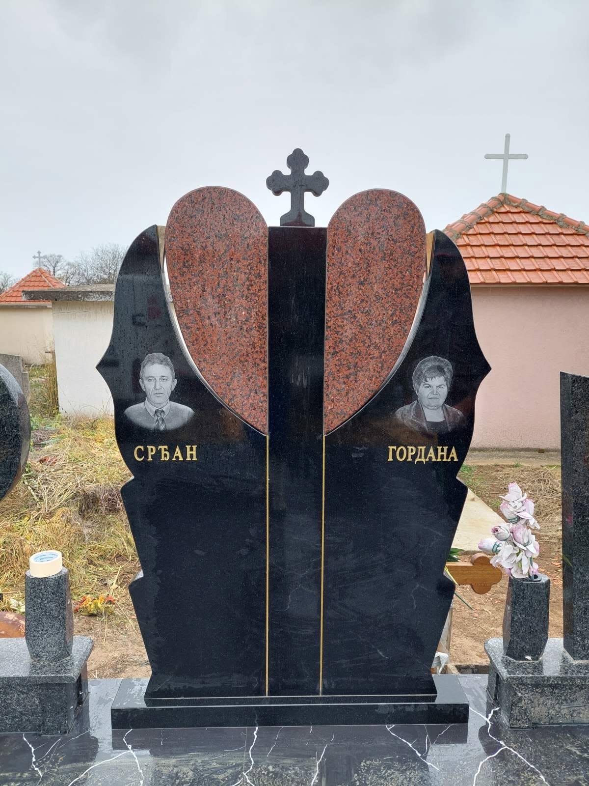 Spomenik od crnog i crvenog granita